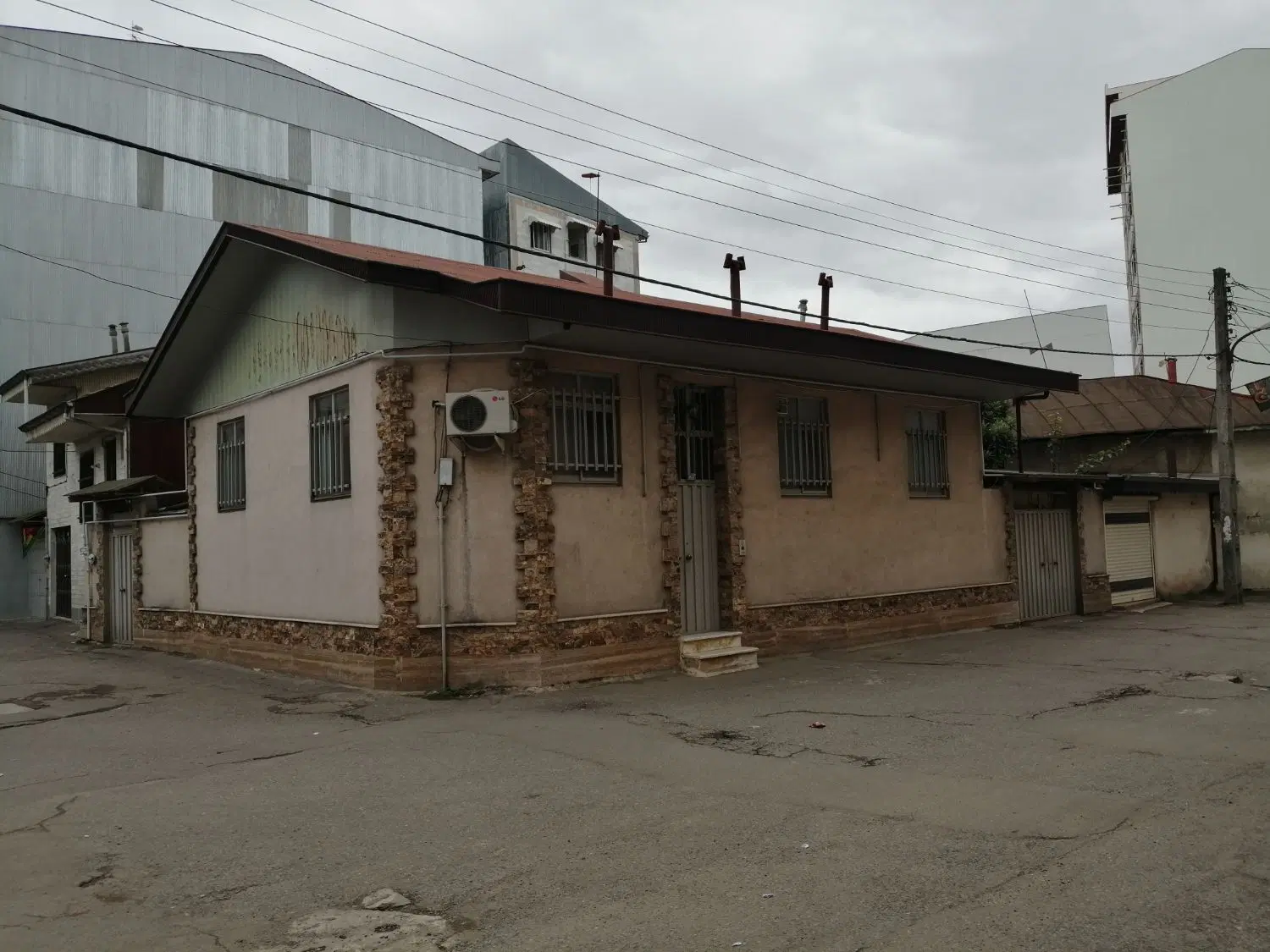 خانه ویلایی زمین یخسازی با مغازه