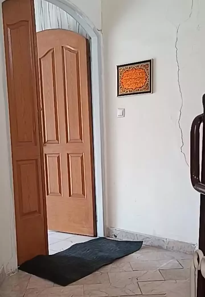 صیادشیرازی۸۰مترطبقه۳پله روبه آفتاب