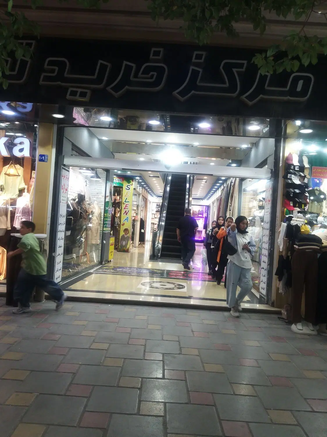 دو۲ باب مغازه به متراژ ۱۸  موقعیت خوب