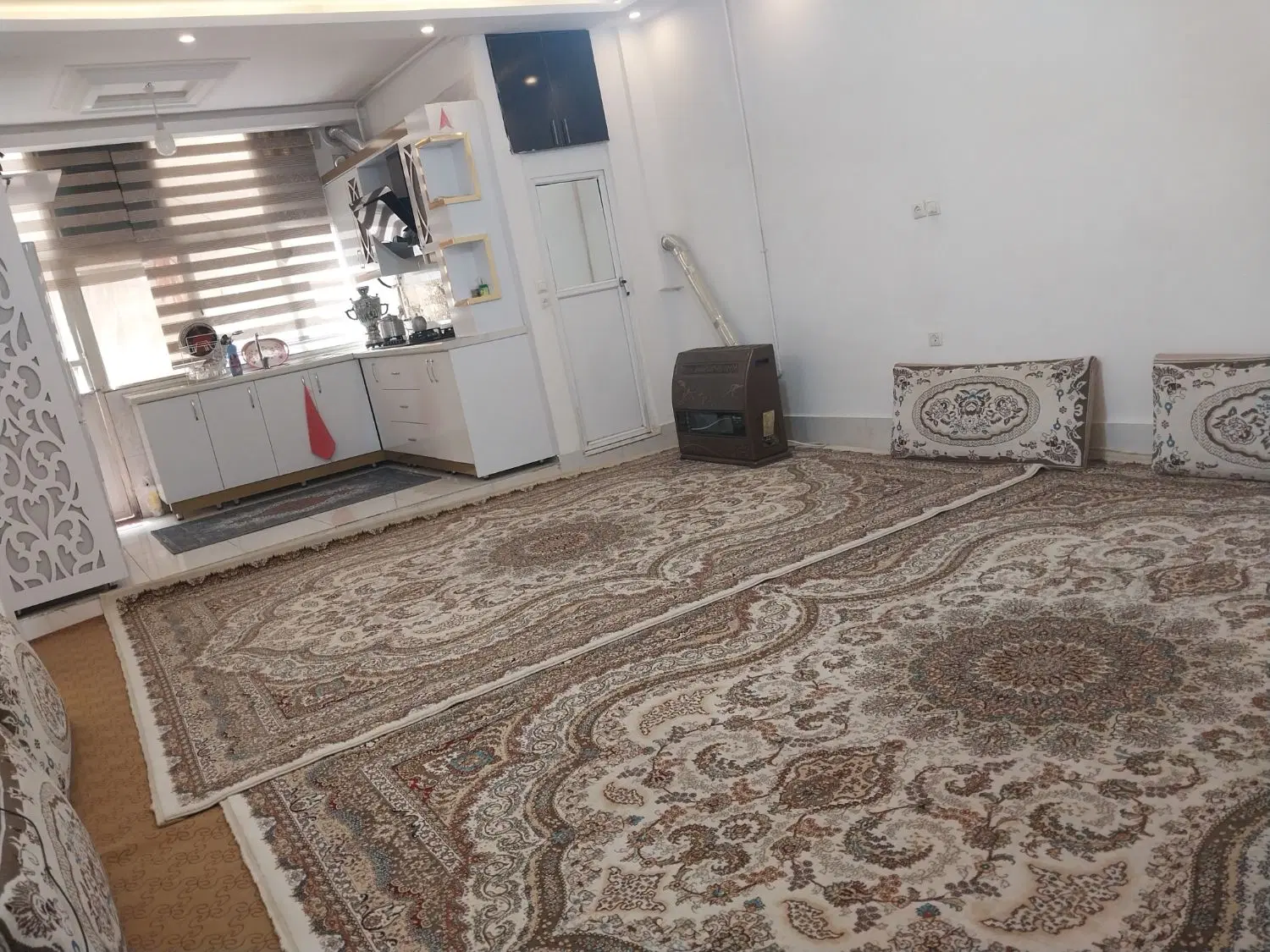 طبقه ی همکف با پارکینگ.