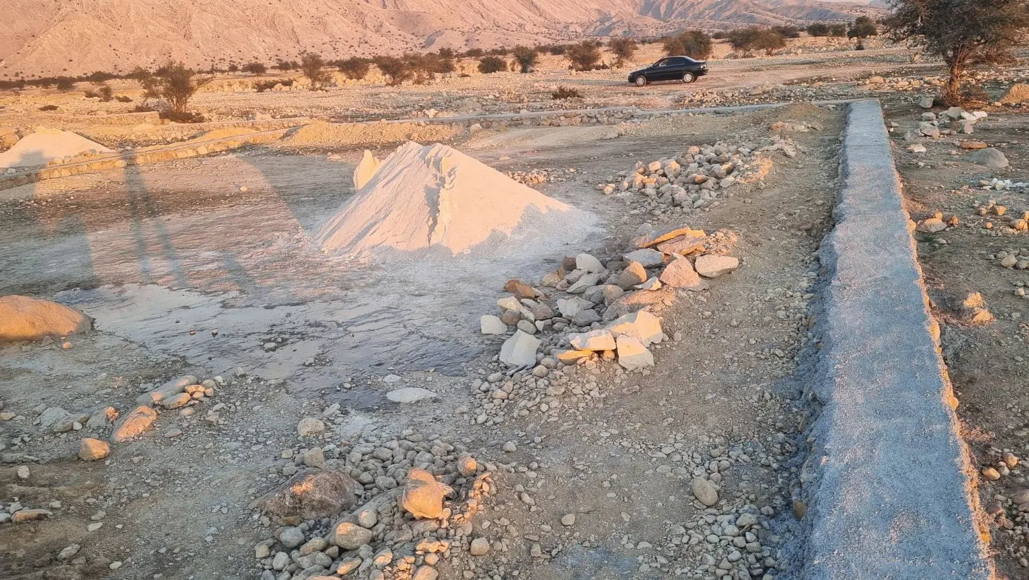 زمین دور تا دور سنگ کاری شده در تشان کوی شاه غالب