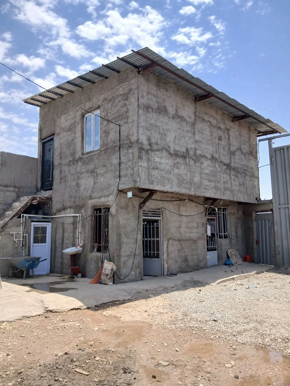 چهاردیواری مجهز به واحد مسکونی و مغازه