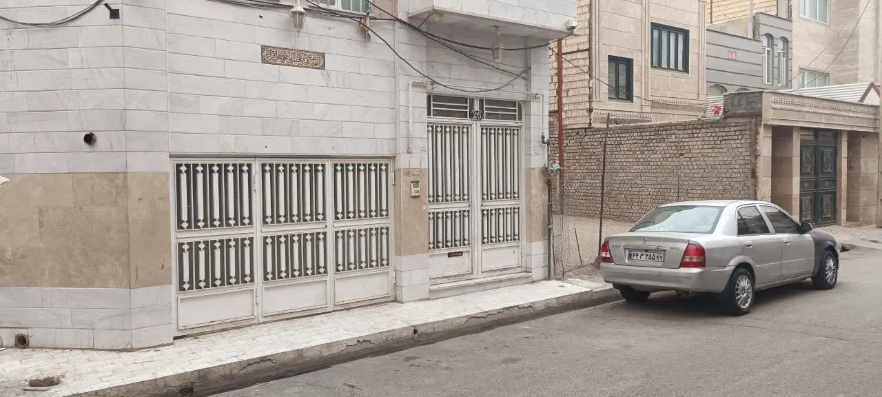 ۷۰ متر زیر همکف تمیز سقف بلند نورگیر