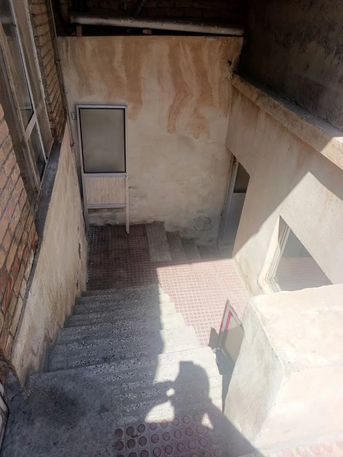 حیاط دربست بر خیابان اصلی