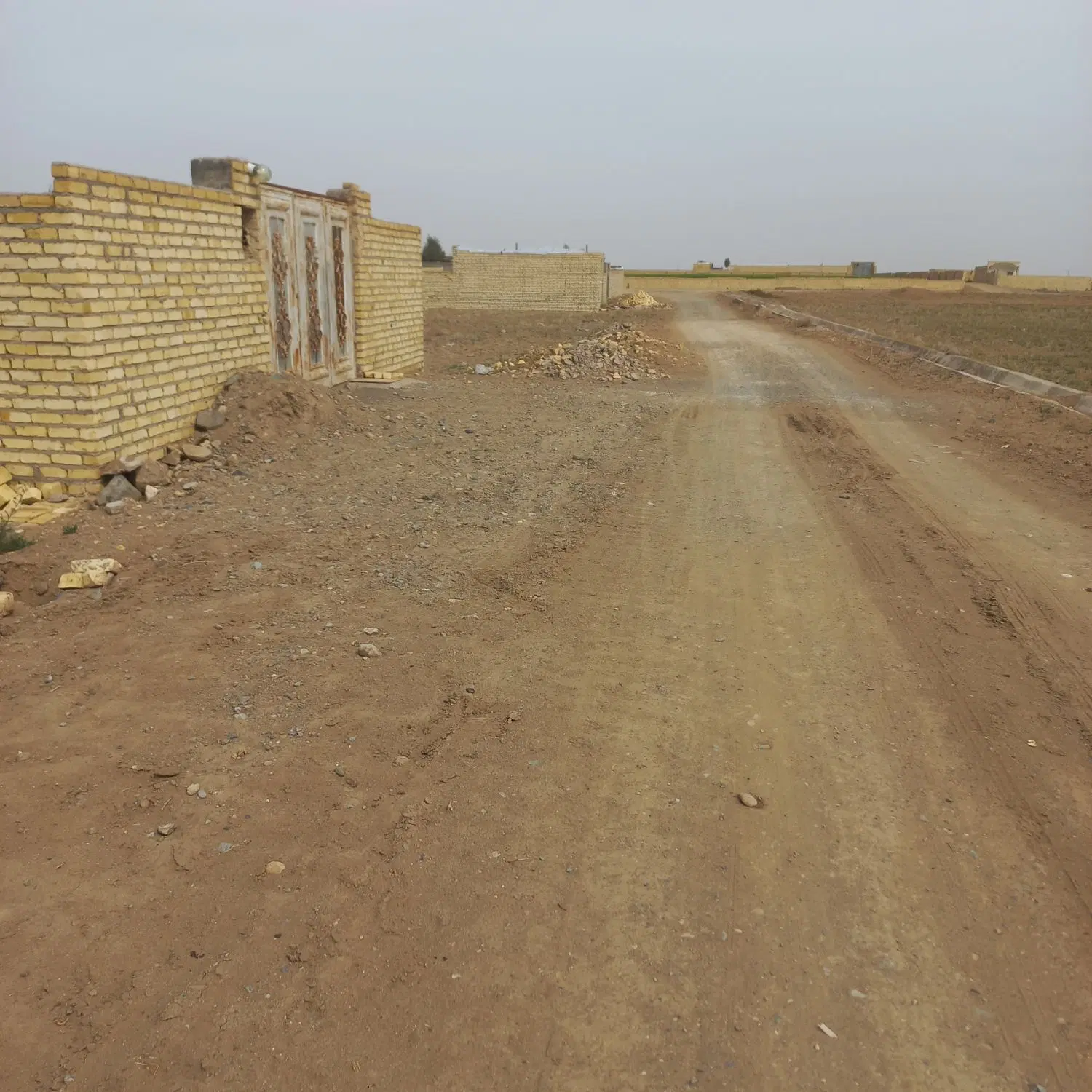 زمین دیوارکشی نوش اباد