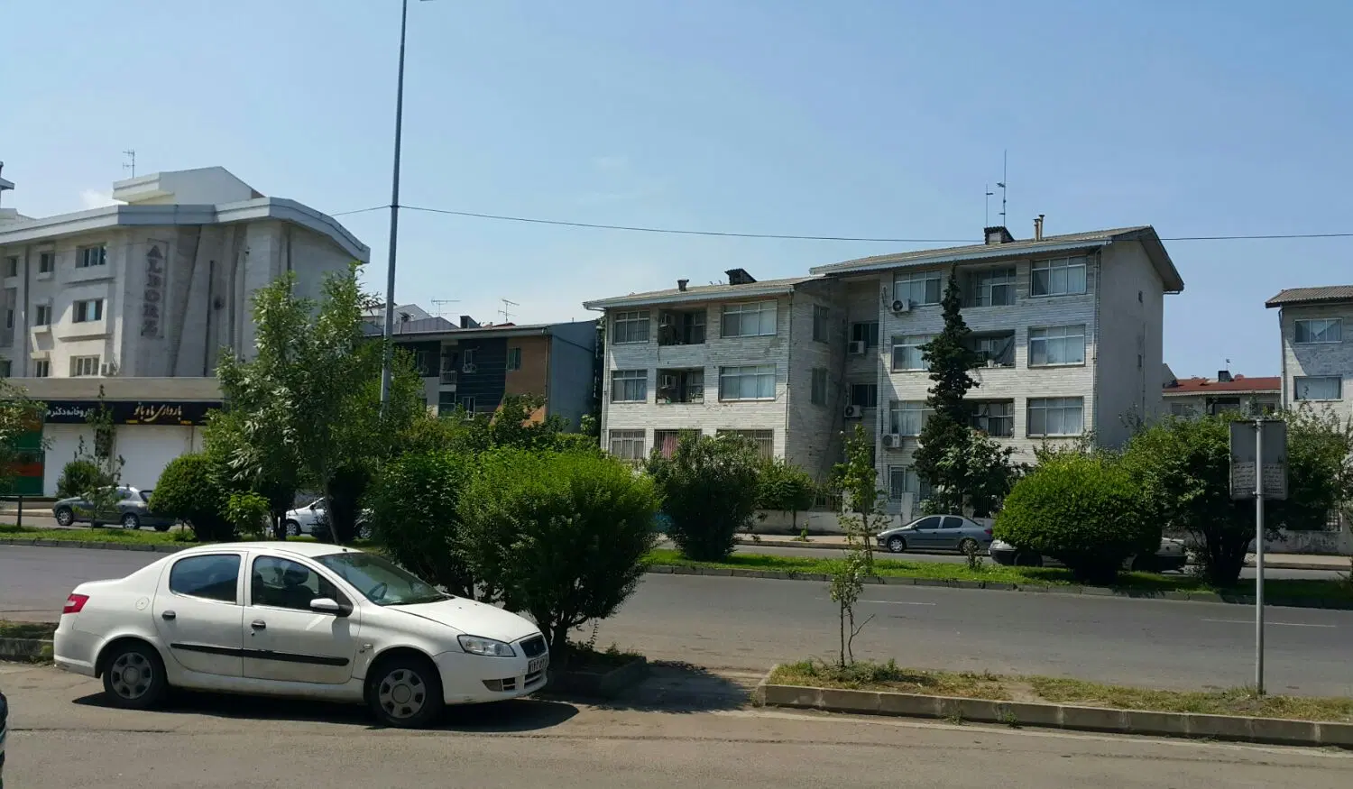 آپارتمان بر اصلی خیابان بلوارنماز شهرک گلها گلسار