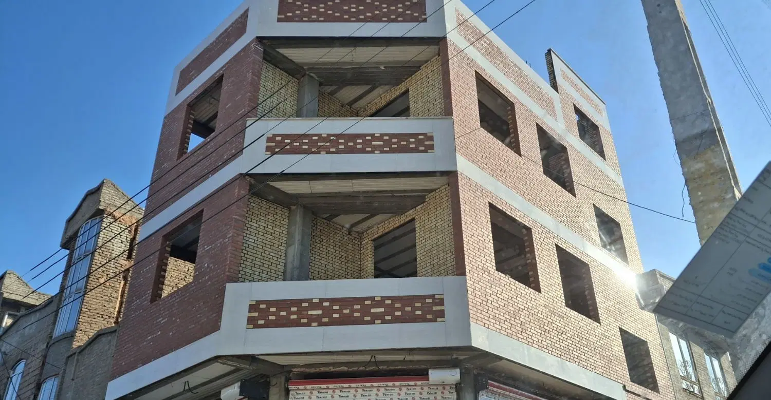ساختمان ۳ طبقه با پارکینگ و مغازه