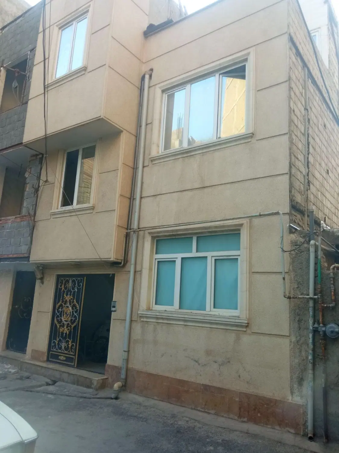 سه طبقه فروشی