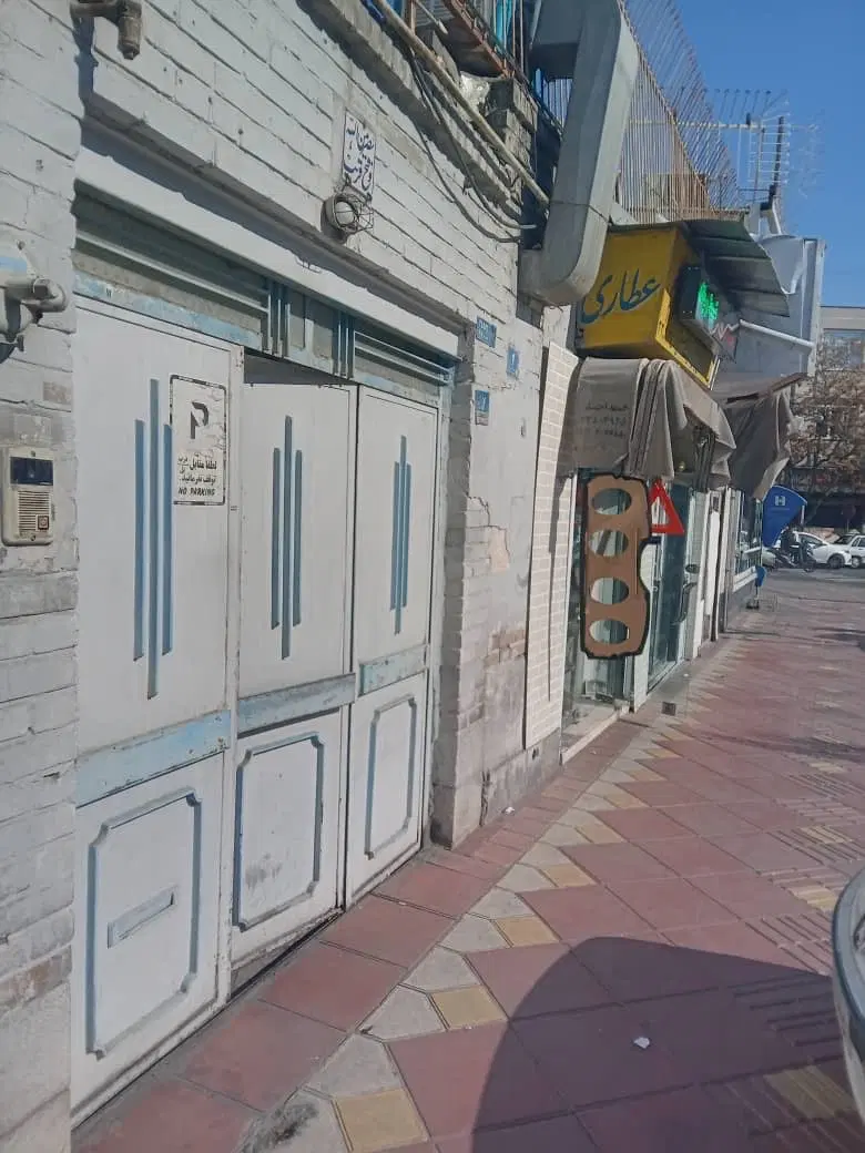 تنها ملکه کلنگی یدونه مانده به نبش خیابان عمریه