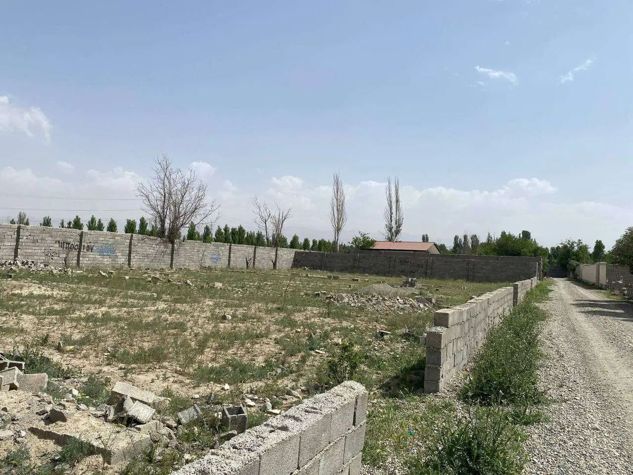 زمین در هشتگرد