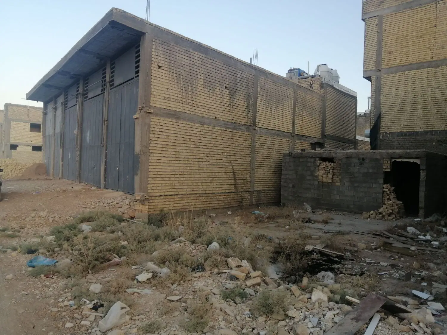 زمین تجاری بر۱۲ متری با عرض ۱۰_۵ سه دهنه تجاری