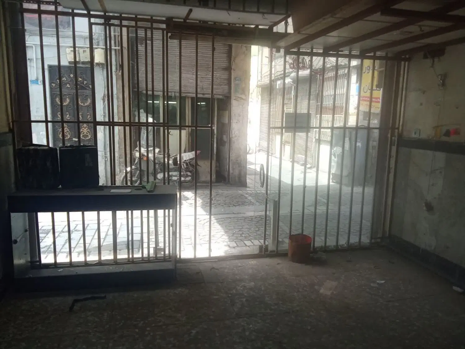 مغازه بر خیابون اصلی زیر بازارچه
