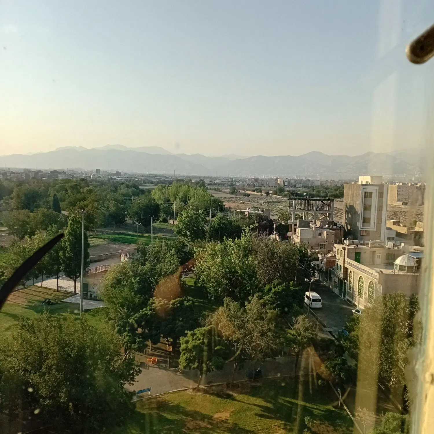 مجتمع  رضوان با دوتا نگهبان در دو ورودی