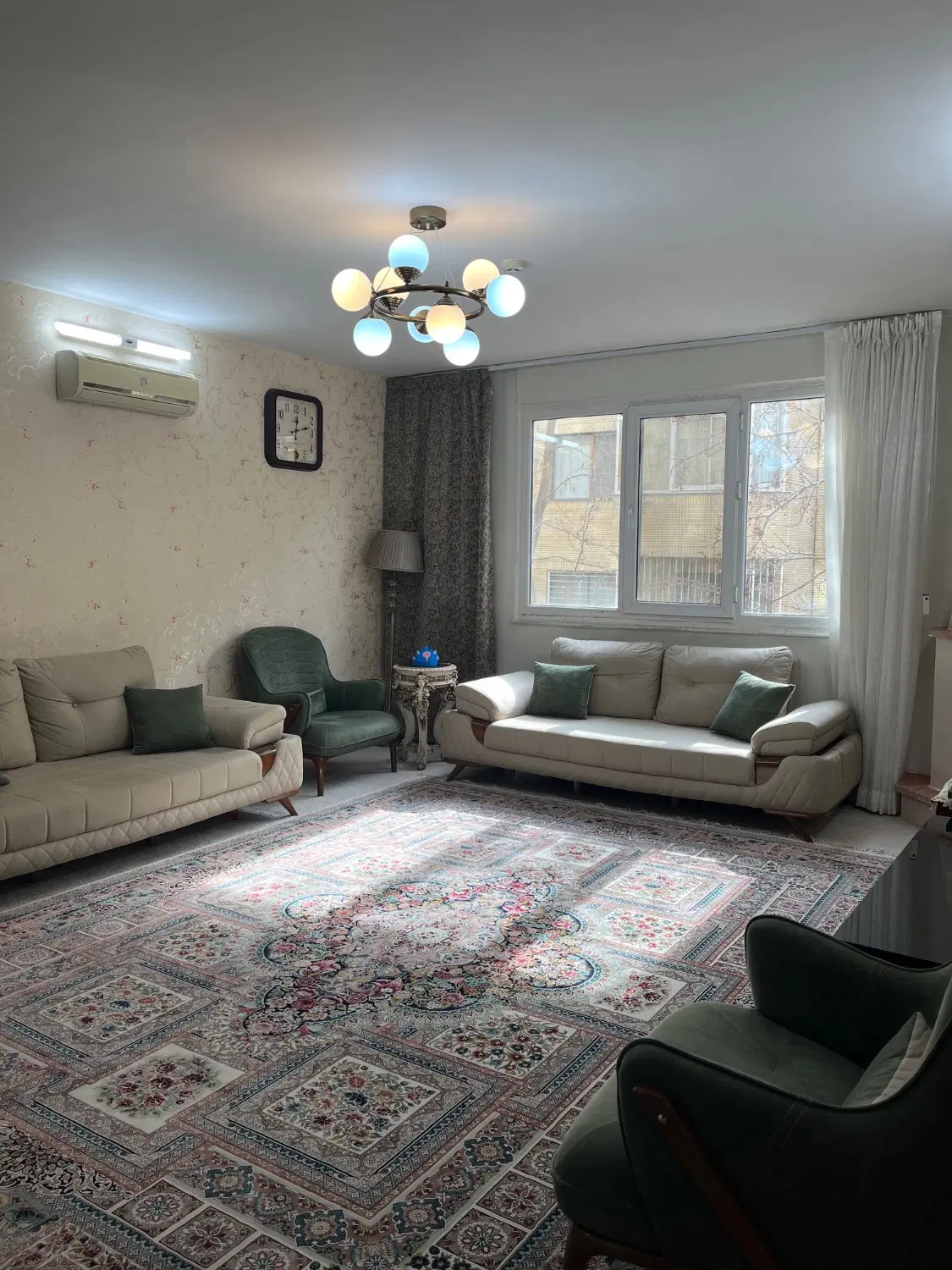 ظلع جنوبی بازار رضا تجاری _220متر زیر بنا