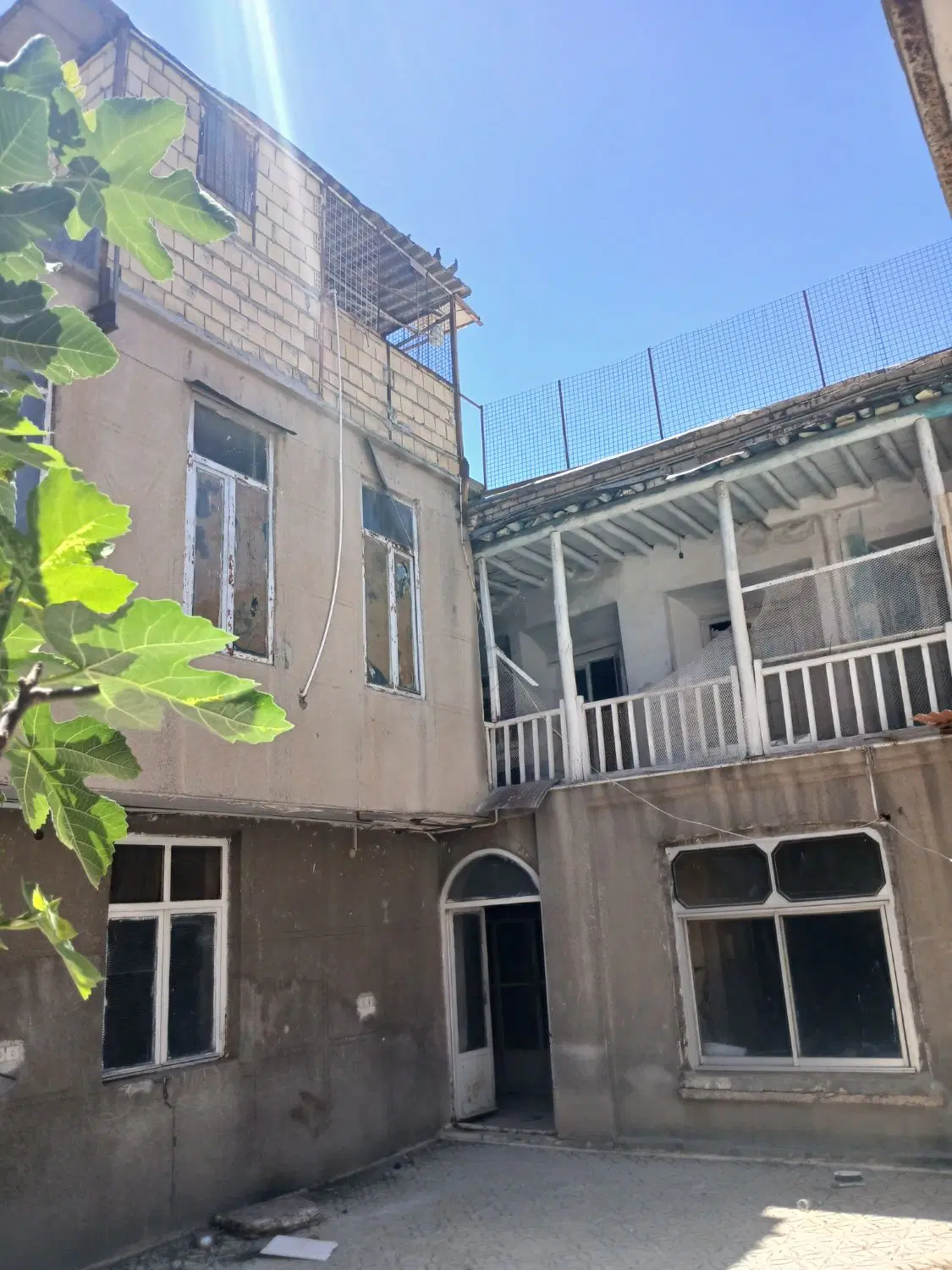 خانه سیروس ۲۱۰ متر سند تک برگ حیاط وسط