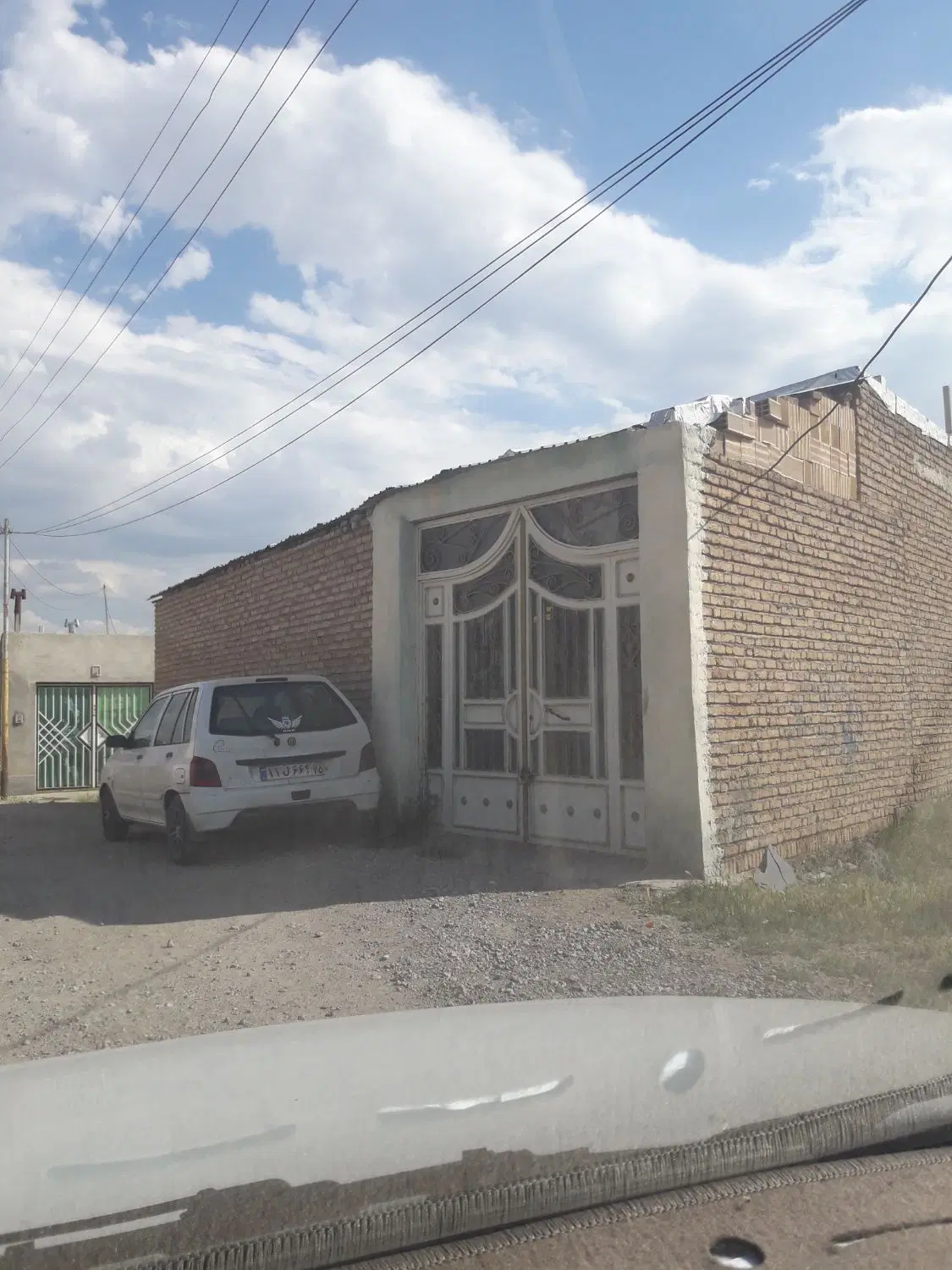 خانه مسکونی و سالن ابنار ی