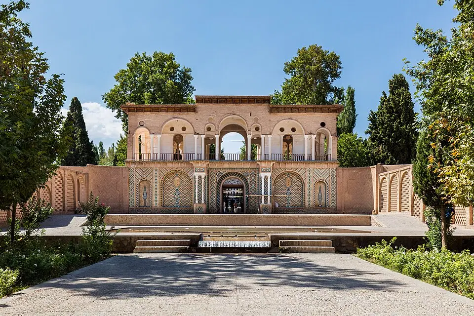 زمین لب خیابان اصلی