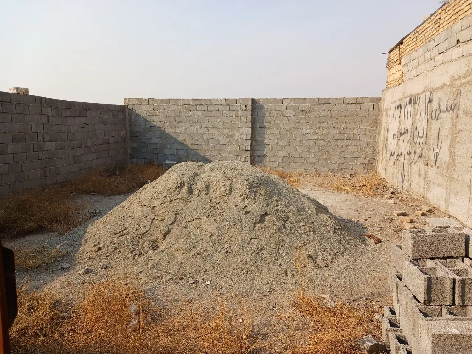 ۴دیواری محیط در حال ساخت .