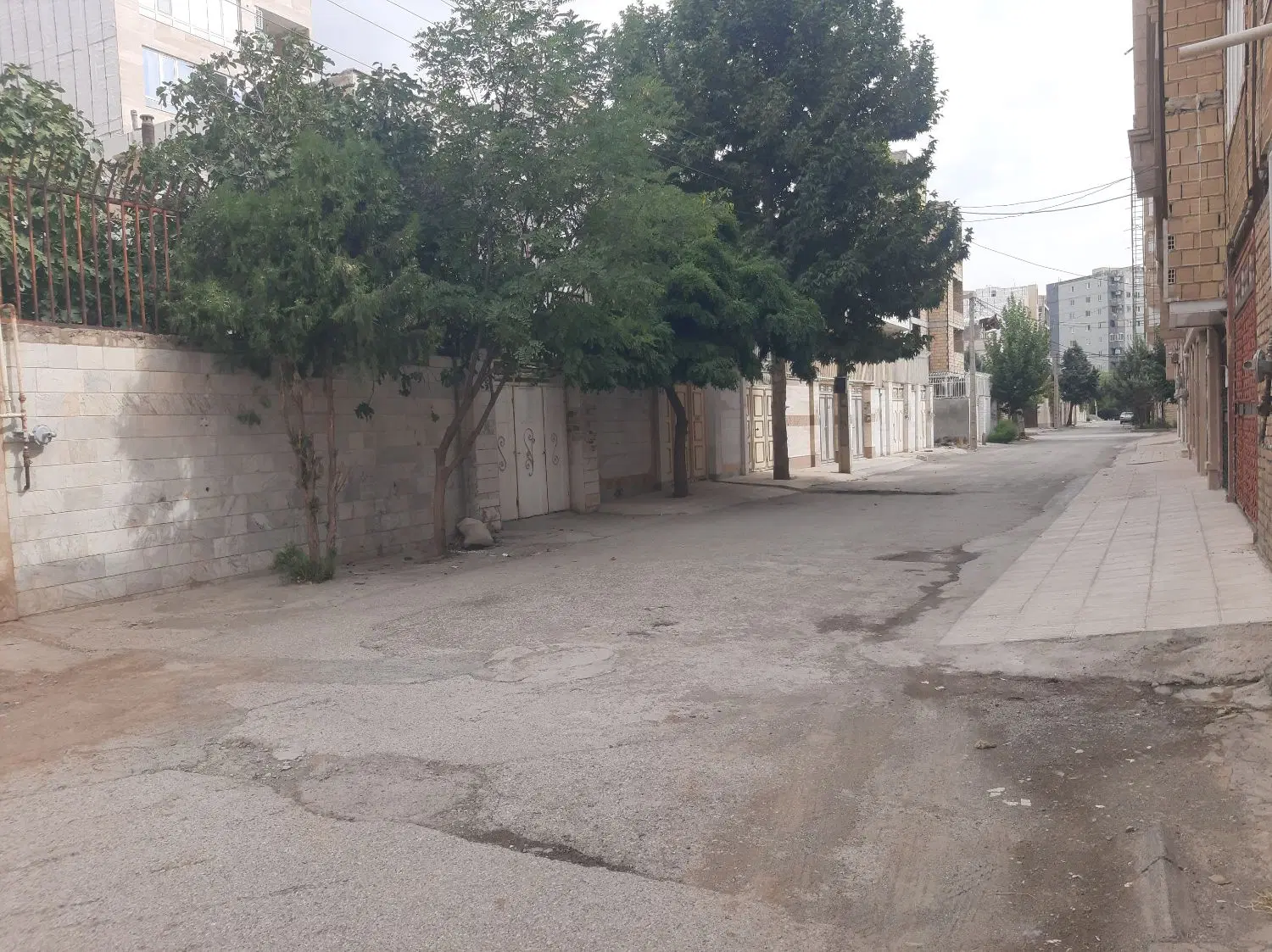 فروش یکباب منزل ۲۰۰ متری شمالی شهرک پرواز