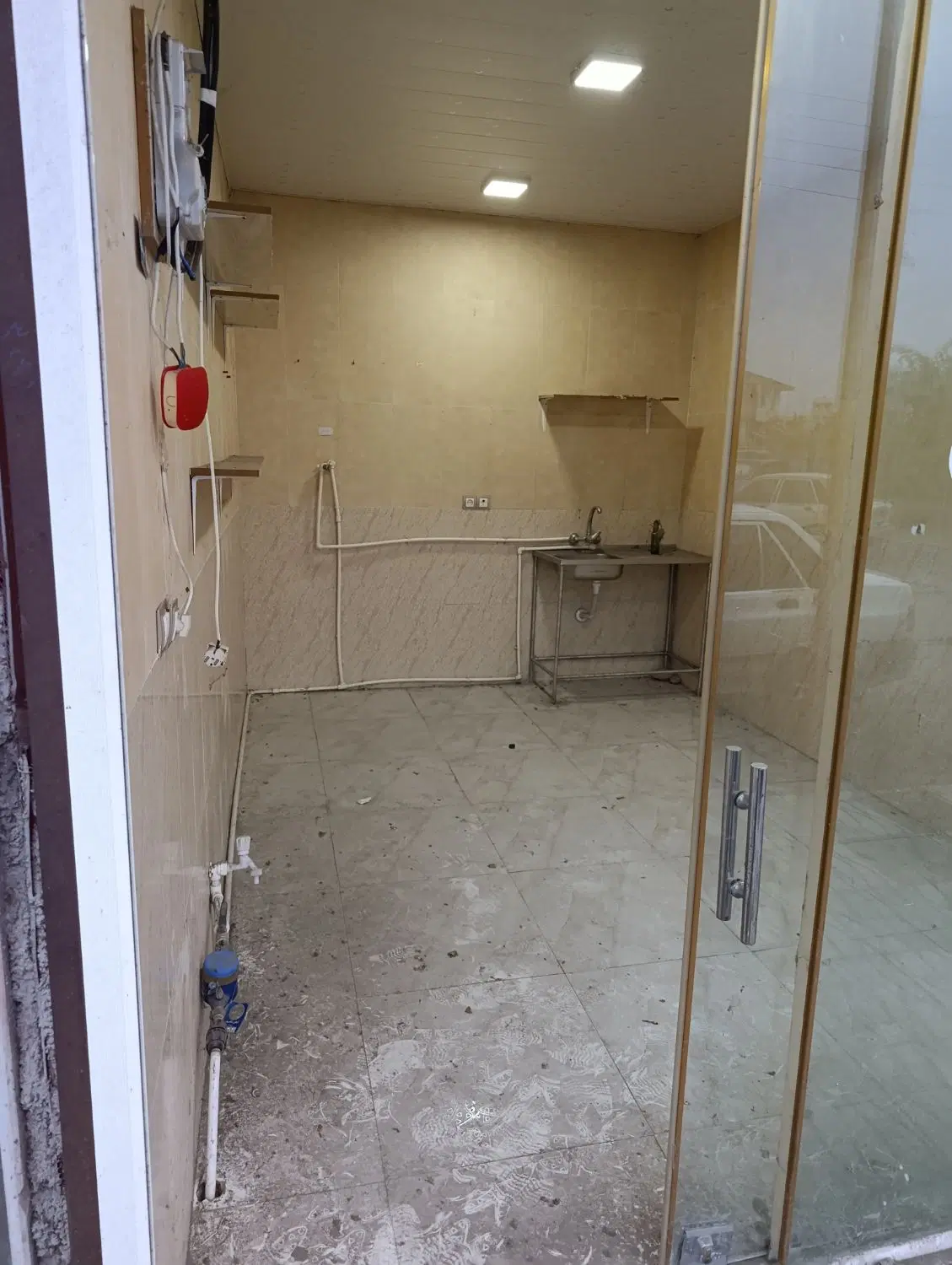 یک باب مغازه روبروی هتل مرزبانی شاندرمن