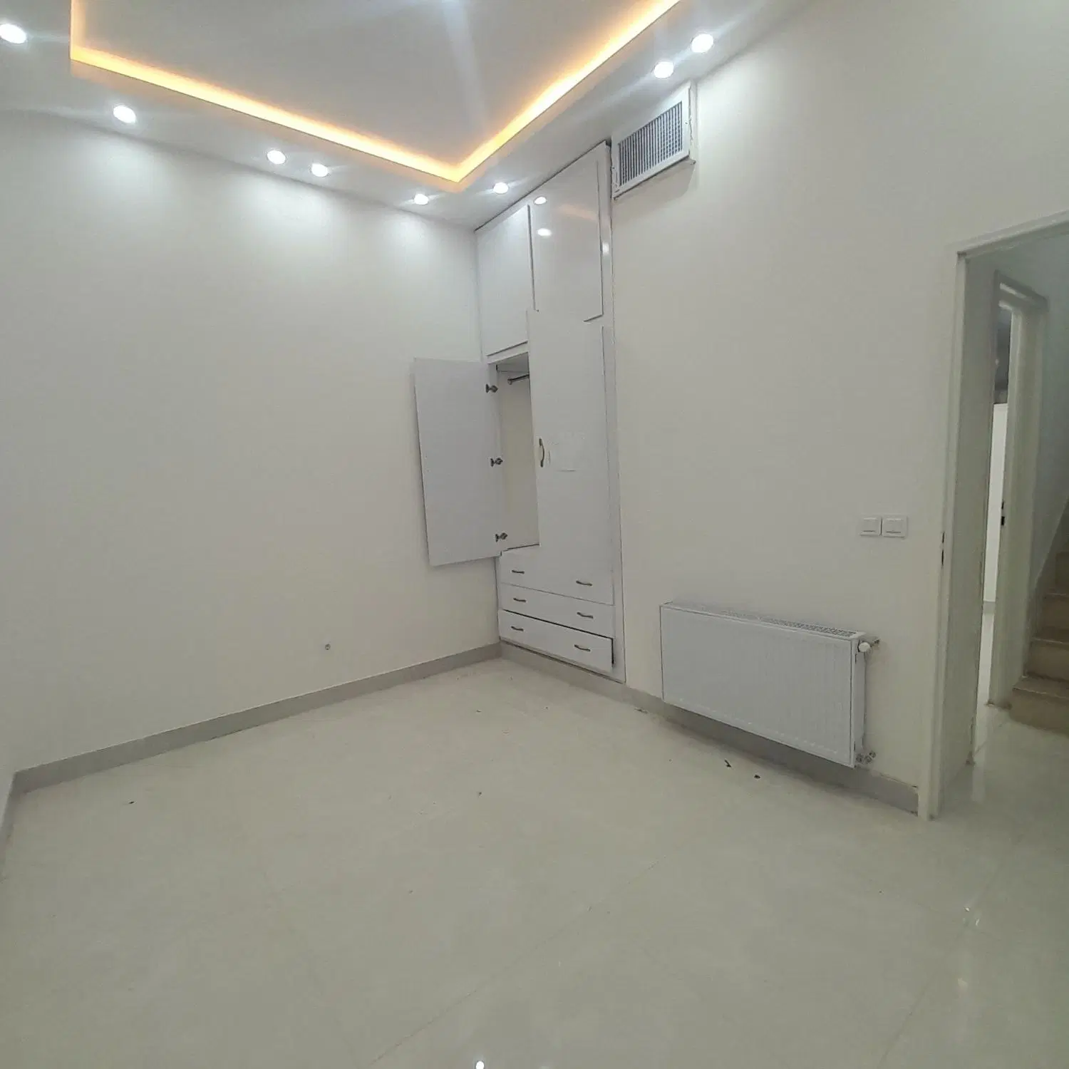 خانه ویلای دو کله یک معبر ۸متری و یک معبر ۲۰متری