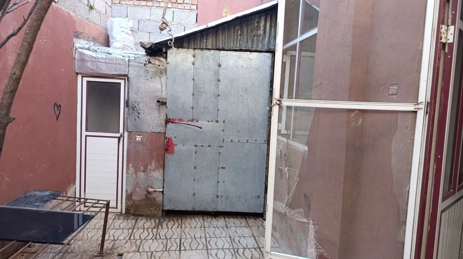 حیاط در باغمعروف ۱۰۳متر