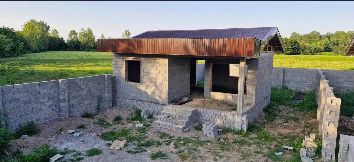خانه و محوطه ی نیمه ساخت _ محدوده ی جعفرآباد