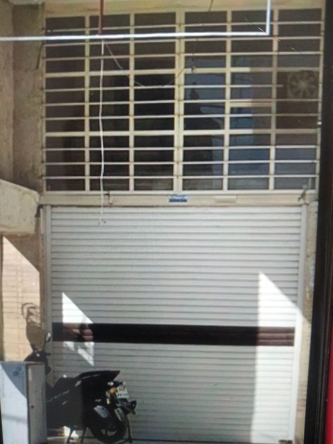 مغازه تجاری بر رو خیابان اصلی سپاه جنوبی