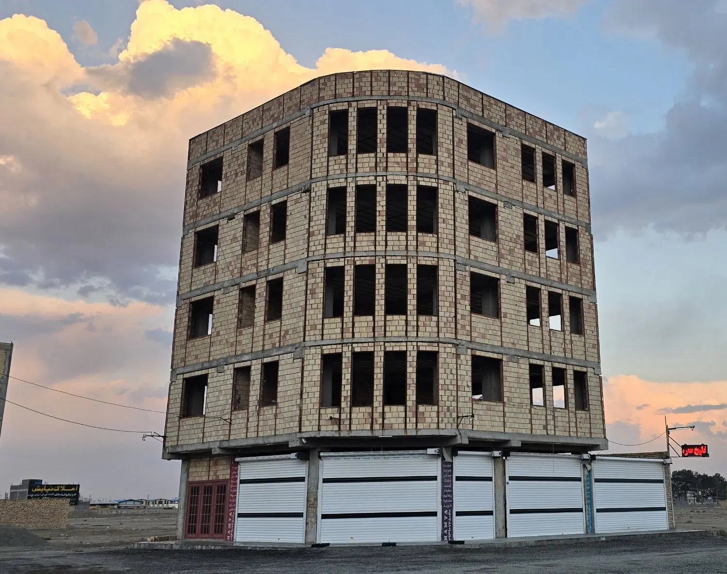 ساختمان نیمه کاره رباط کریم