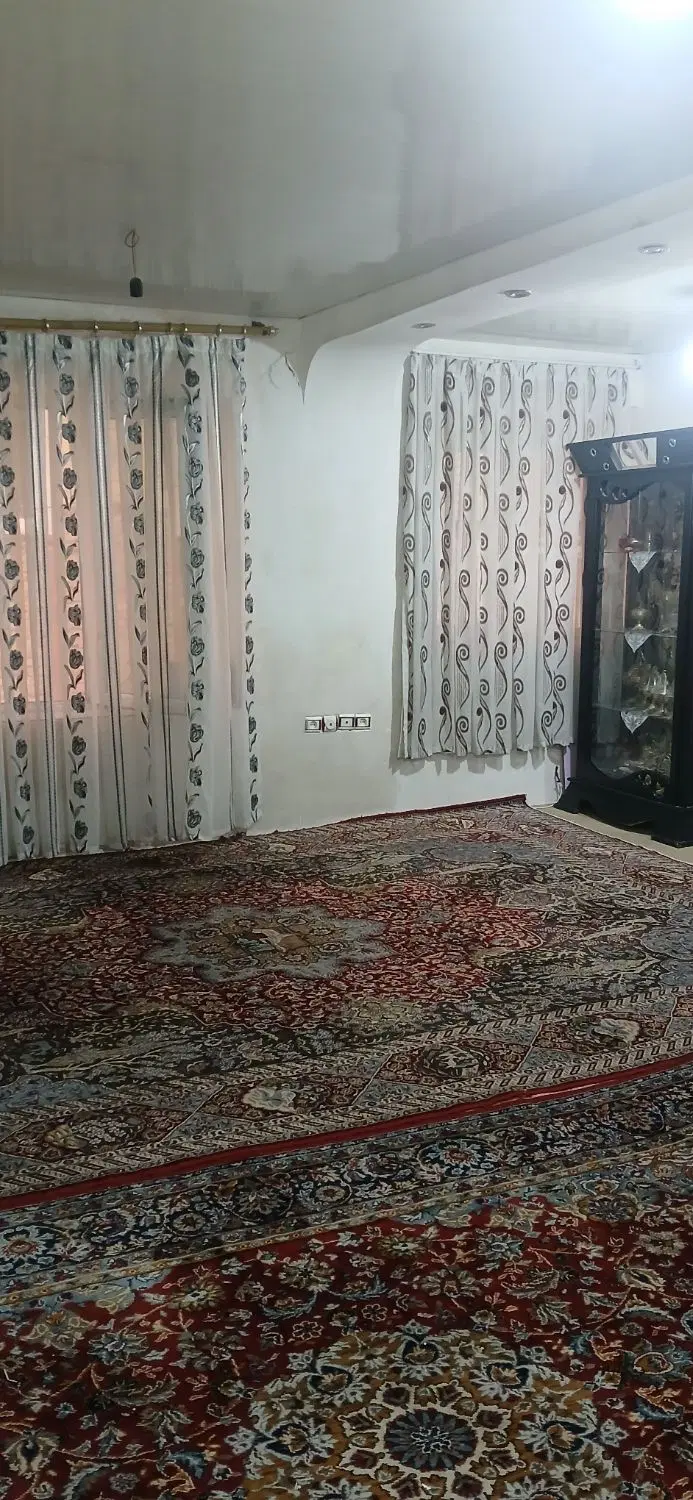 حیاط دو طبقه ۴۰ متری بر خیابان