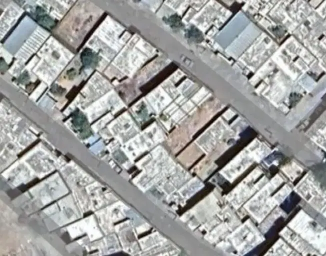 زمینی به متراژ حدودا ۱۴۰ متر یه طرف ساخت