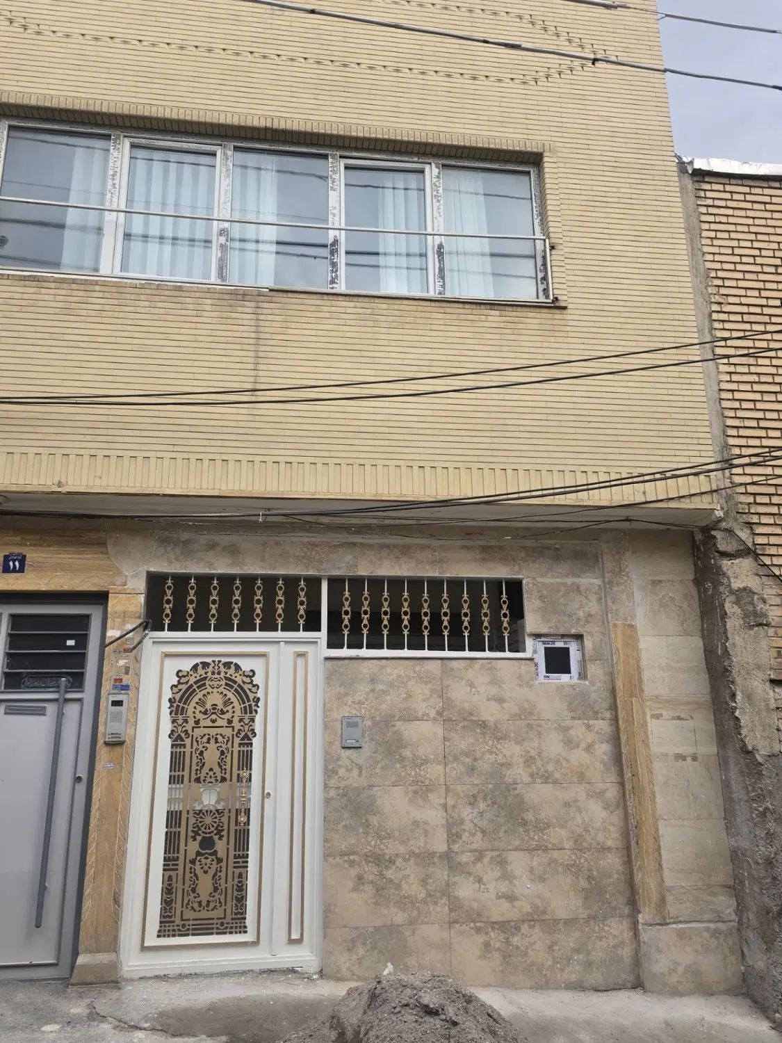 خانه نقلی نزدیک به خیابان اصلی