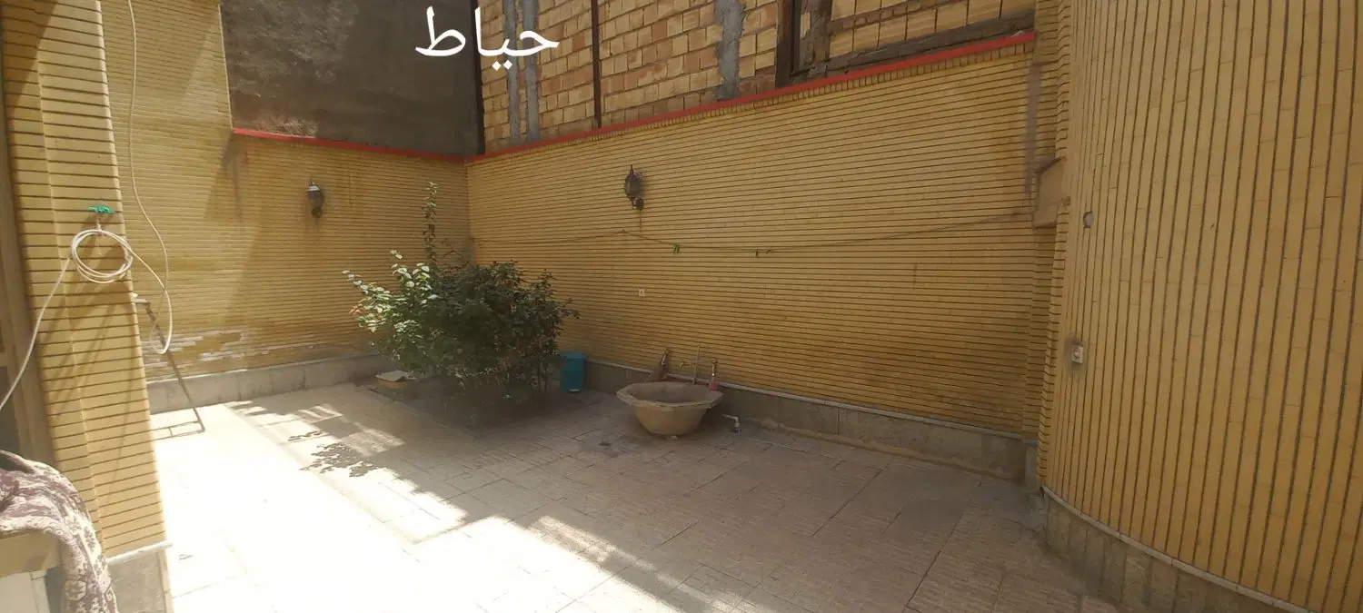 حیاط مسکونی انقلاب(۴۲ متری)
