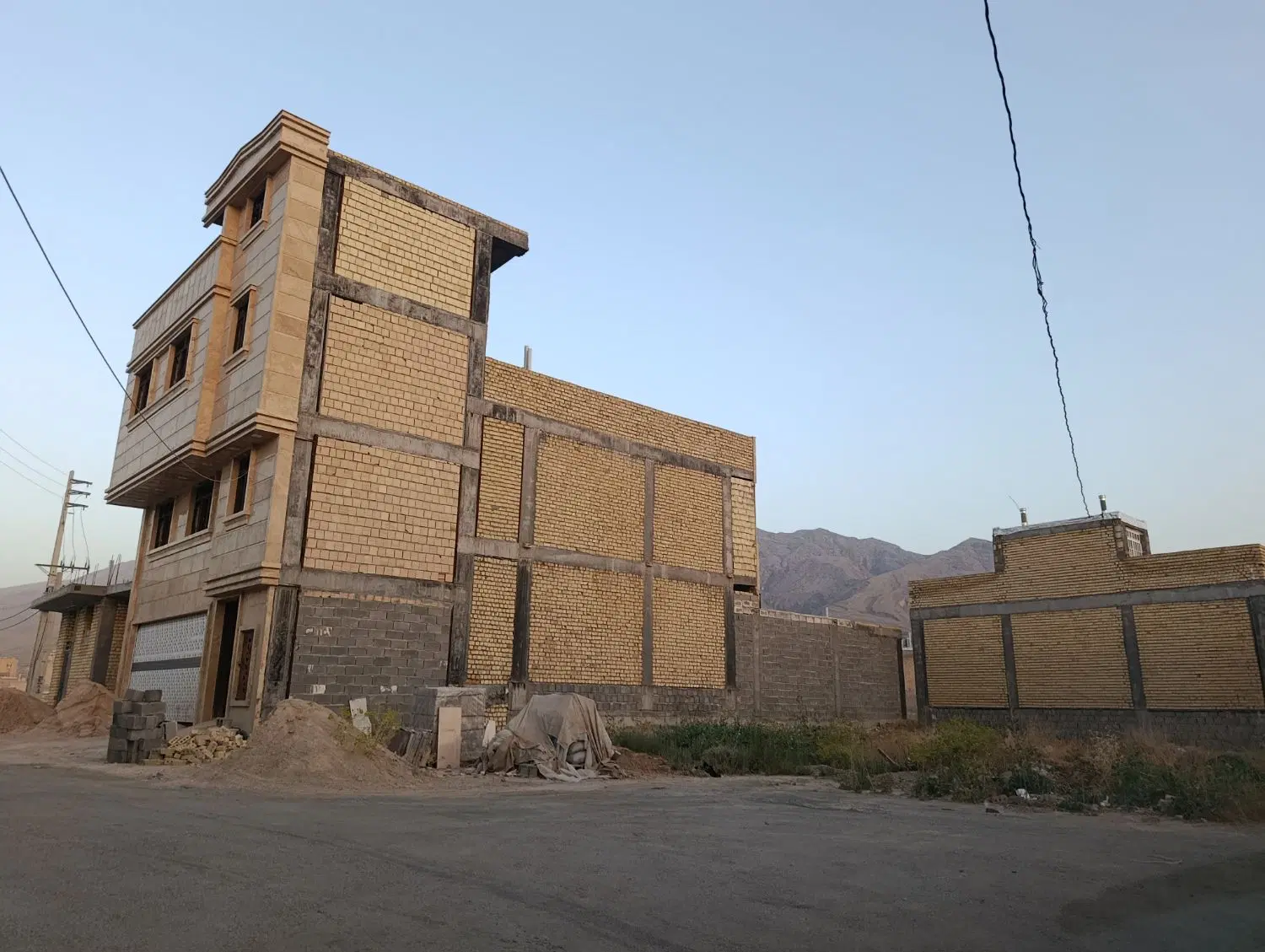 ( فروش یا معاوضه زمین مسکونی )