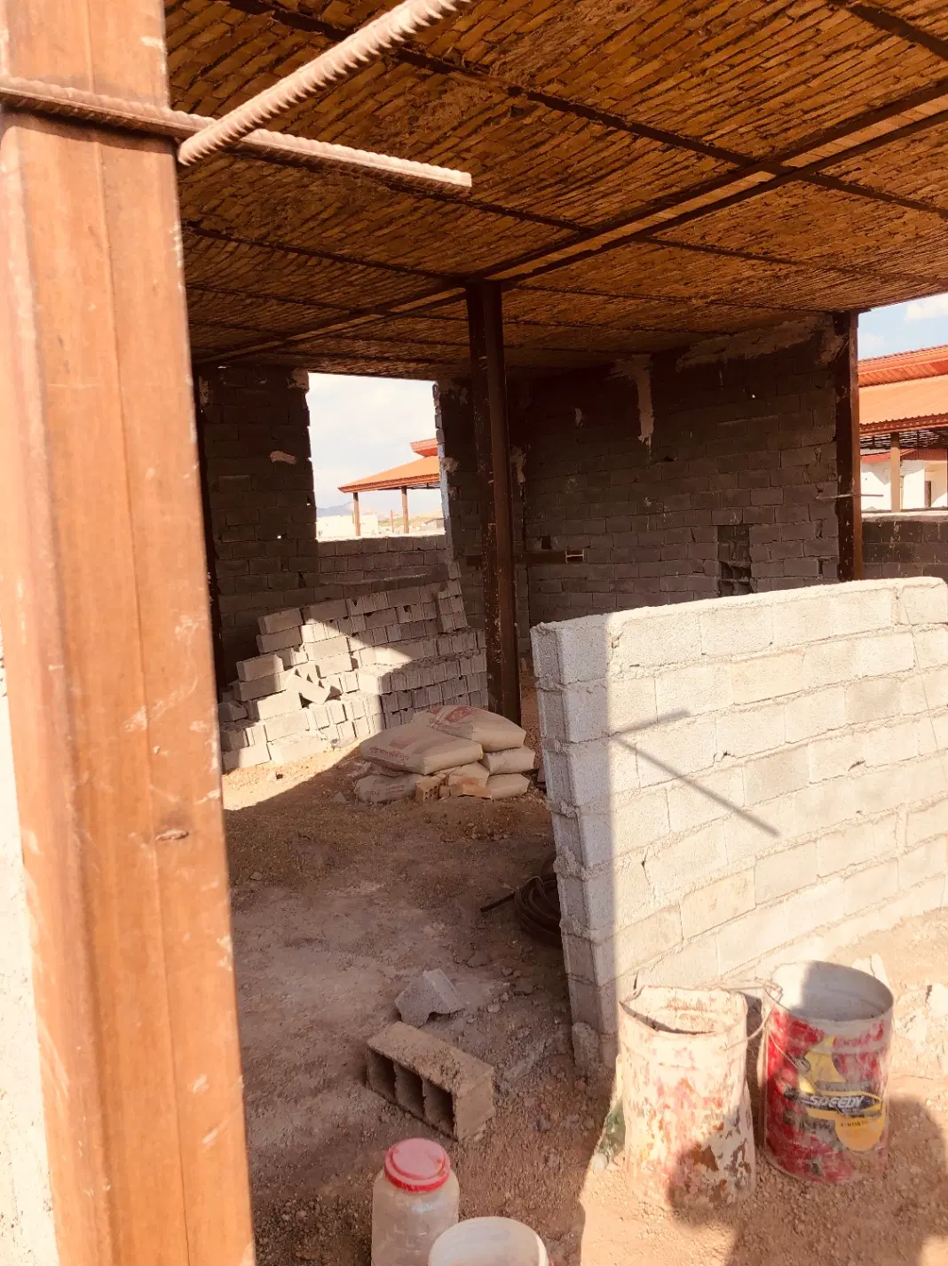 ۲۰۰ متر زمین ۶۴ متر بنا