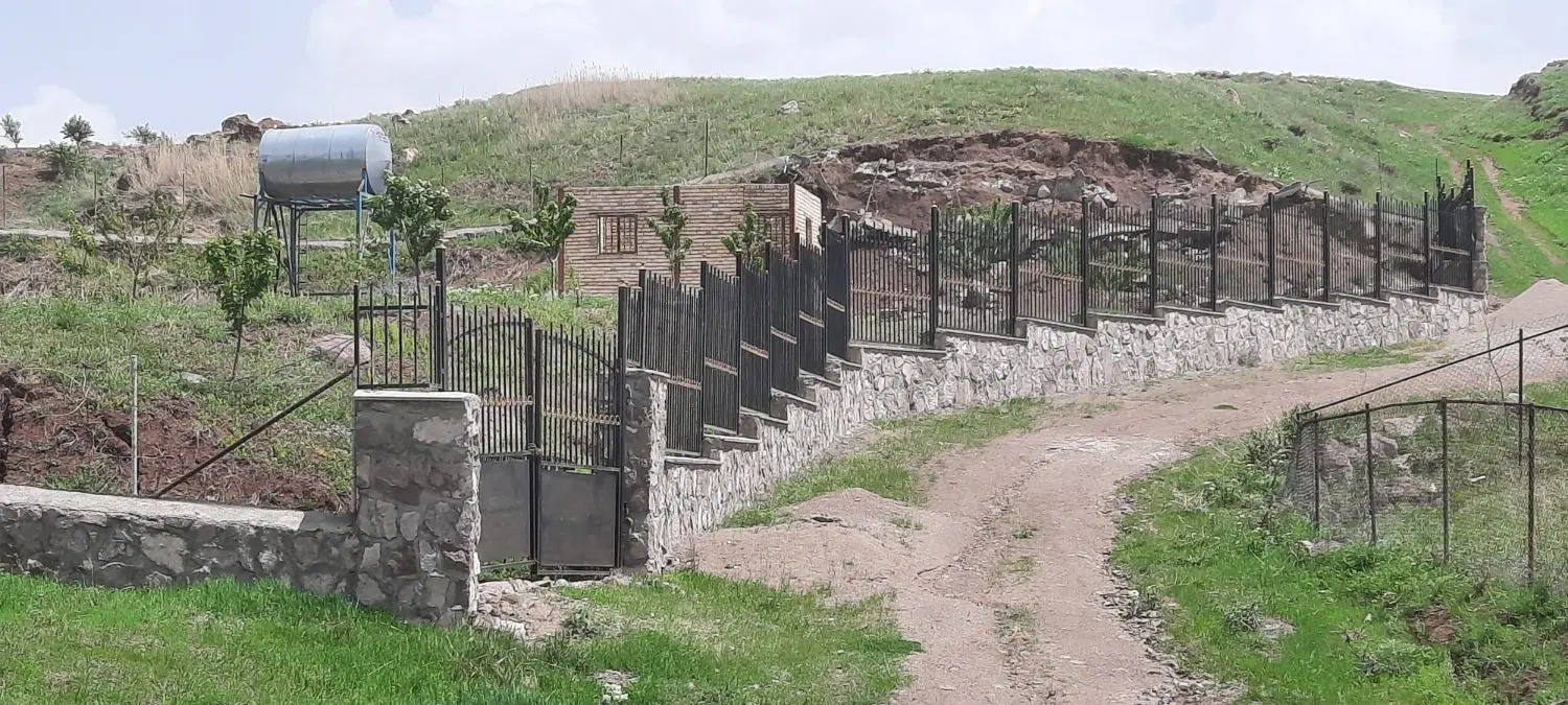 باغ با چشمه شخصی آب معدنی