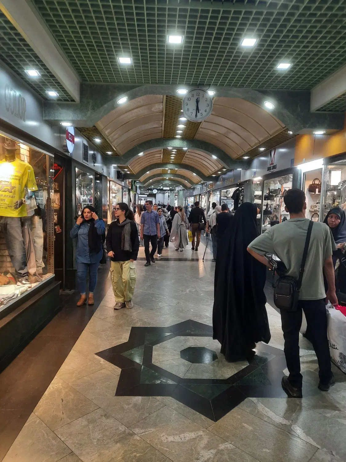فروش ۱۶_۵ متر مغازه پاساژ عقیق (امام زاده حسن)