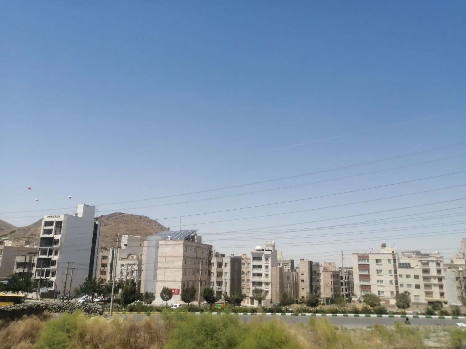 زمین با حاشیه ی 20 متری
