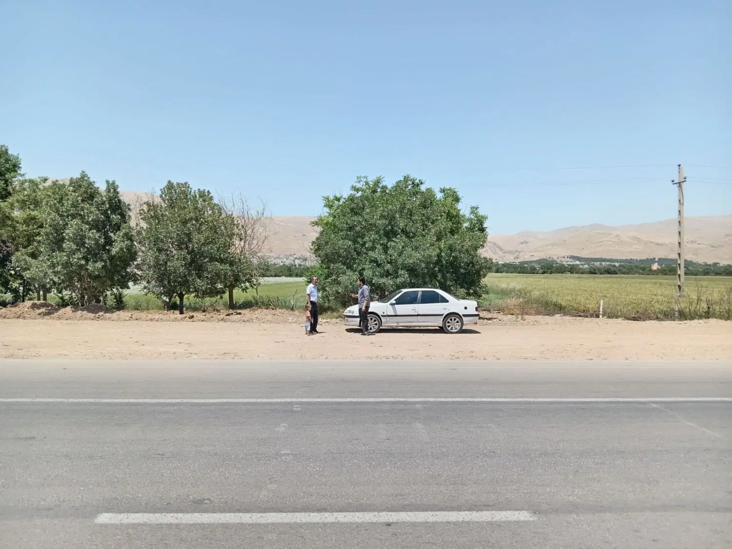 زمین آبی  متراژ زمین 8000 متر موقعیت عالی برای ه
