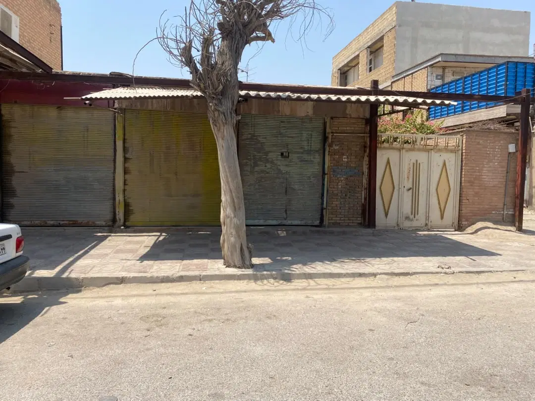 خانه ای با سه باب مغازه