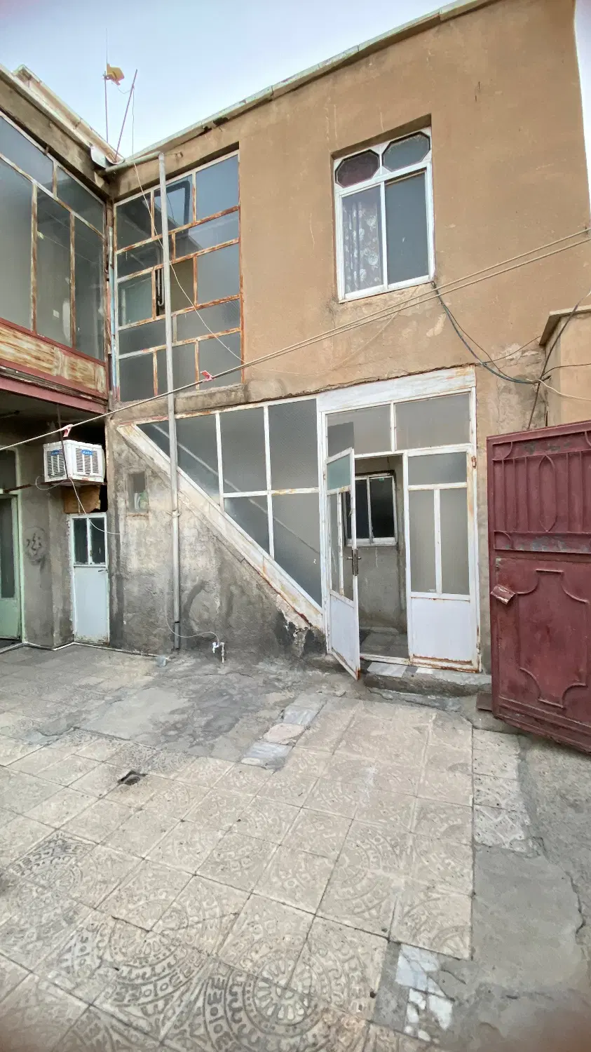 خانه دو‌طبقه دو بر سر نبش کوچه