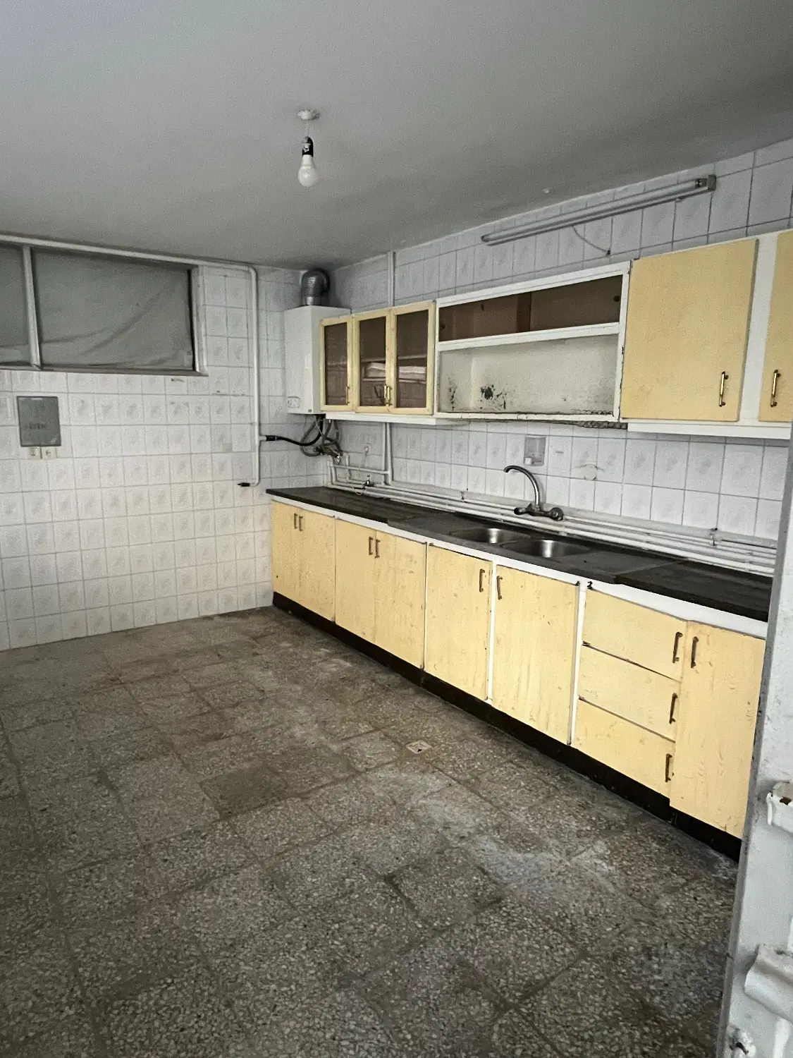 یک واحد زیرزمین ۸۰ متری دارای نور حاشیه امامت