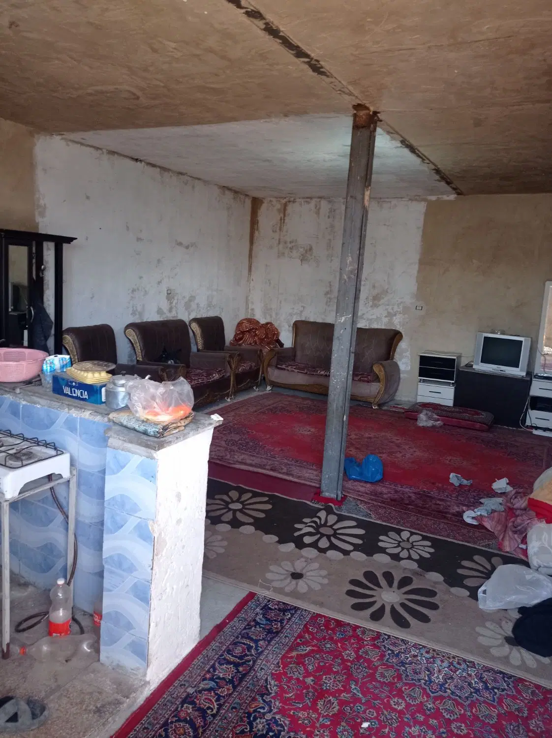 سالن حدود۲۰۰متر ارتفاع ۶مترمحوطه ۱۵۰متر