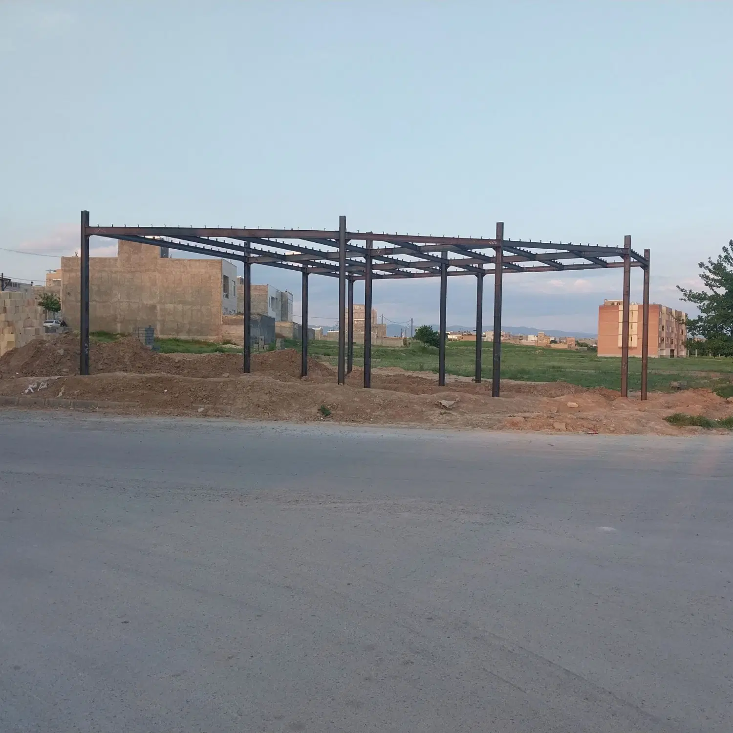 اجاره مغازه نیمه ساخت در حاشیه بلوار جانبازان نبش