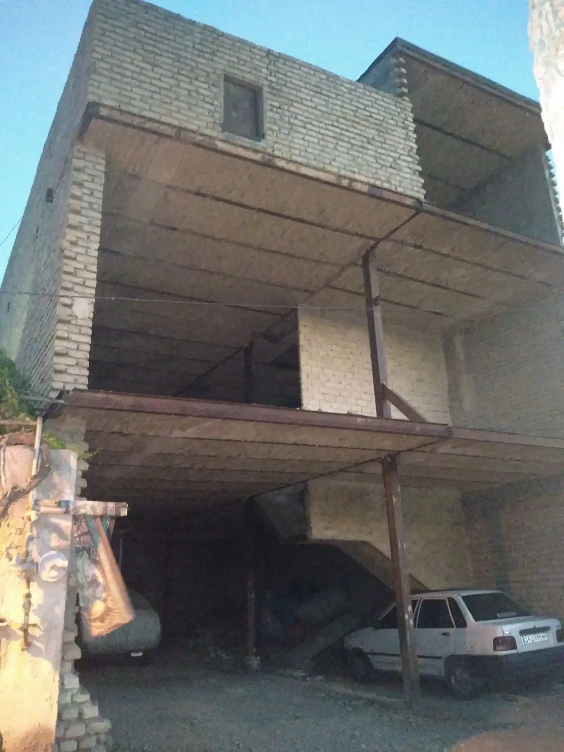 ساختمان ۲طبقه نیمه ساز