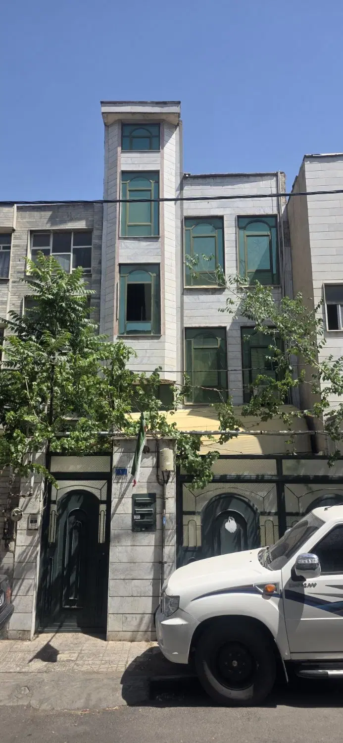 دو طبقه با پیلوت شمالی