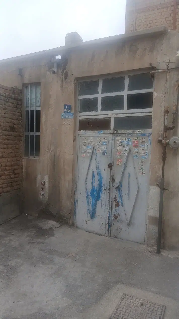 یک باب منزل مسکونی به متراژ۷۶  دارای حیاط ودواتاق