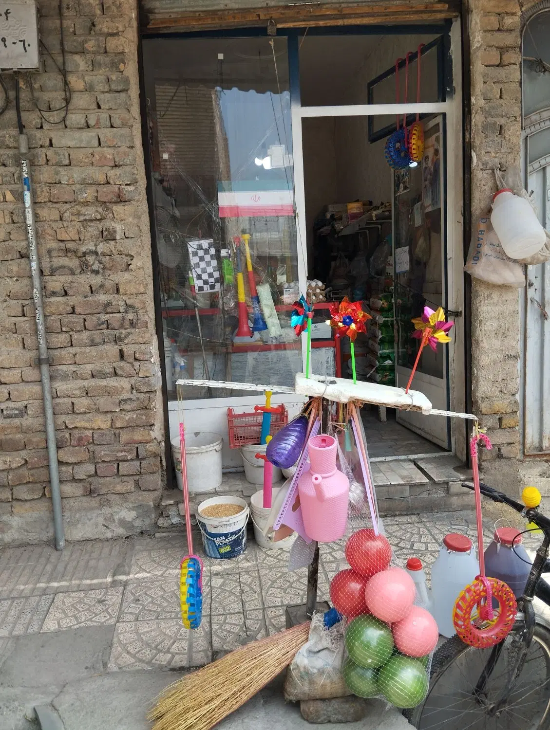 مغازه واقع در خیابان فتحی یک
