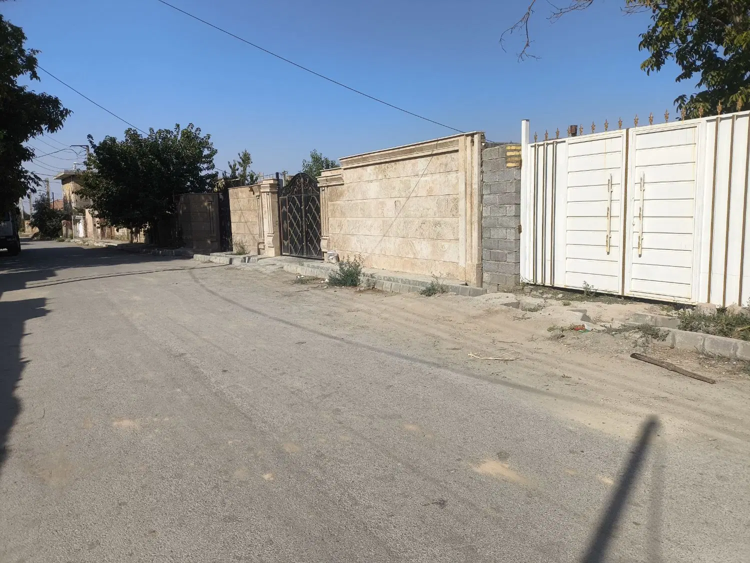 ویلا بر آسفالت لوکس نیمه کاره داخل شهر
