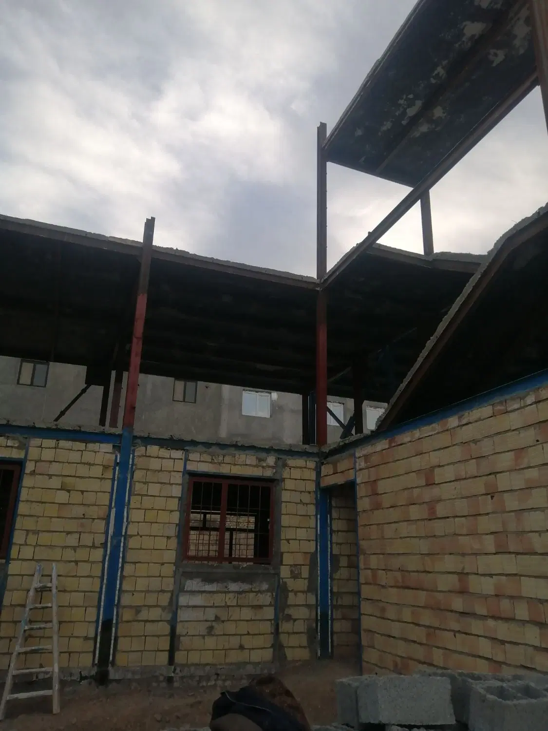 آپارتمان نیمه کاره